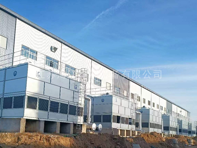 Counterflow closed cooling tower